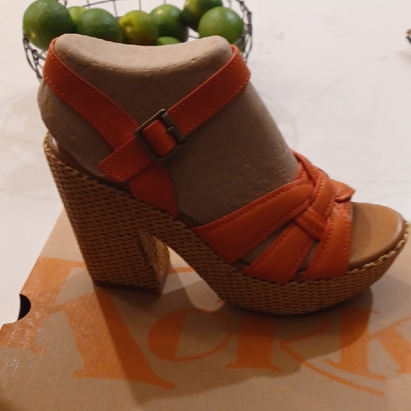 KORKS Women's sz 7 DEE Buckle Block Heels Sandals NWB $110 - Picture 2 of 7